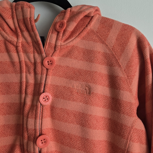 The North Face Crescent Sunshine Sweater. (D9) - Picture 3 of 12